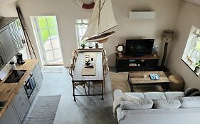 Litet Hus I Mysig By Naera Havet